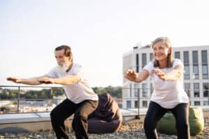 Esercizio leggero che rafforza le gambe dopo i 60 anni.