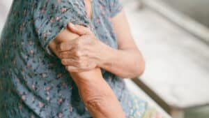 Esercizi per rassodare le braccia dopo i 50 anni